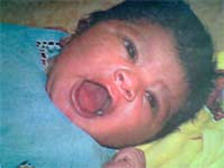 ஆற்றங்கரை முட்புதரில் ஆண்குழந்தை வீச்சு