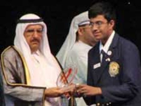 துபாயில் கல்வியில் சிற‌ந்து விளங்கும் த‌மிழ் இளைஞ‌ருக்கு விருது