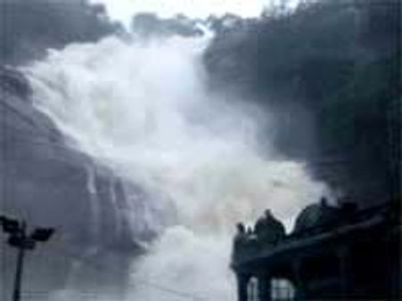 குற்றாலம் அருவியில் வெள்ளப் பெருக்கு-சிக்கிய ஒருவர் பலி