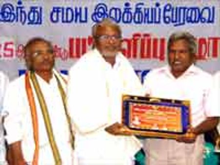 இசைவாணர் குல் முக்ம்மதுவுக்கு வாழ்நாள் சாதனையாளர் விருது வழங்கப்பட்டுள்ளது.