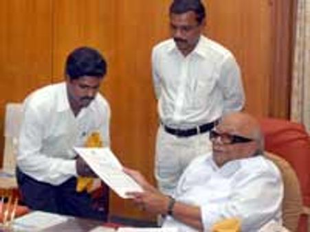 செம்மொழி மாநாட்டில் அறிவித்தப்படி தமிழில் படித்த வாலிபருக்கு வேலை-கருணாநிதி வழங்கினார்