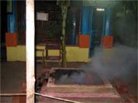 பதவிக்கு ஆபத்து-குற்றாலத்தில் கர்நாடக ரெட்டி சகோதரர்கள் யாகம்