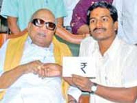 ரூபாய் நோட்டு குறியீட்டை வடிவமைத்த உதயகுமாருக்கு கருணாநிதி வாழ்த்து