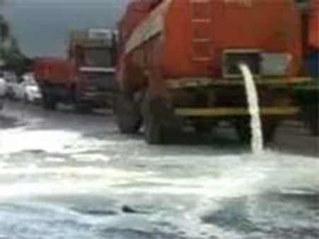 லட்சக்கணக்கான லிட்டர் பாலைக் கொட்டி சிவசேனா போராட்டம்
