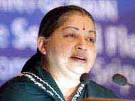 ஏழை எளிய குடிசைப் பகுதி மக்களின் வாழ்வாதாரத்தோடு விளையாடுகிறது திமுக-ஜெ.