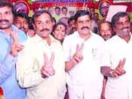 நெருங்கியது காங். பாதயாத்திரை-பெல்லாரியிலிருந்து ரெட்டி பிரதர்ஸ் ஓட்டம்!