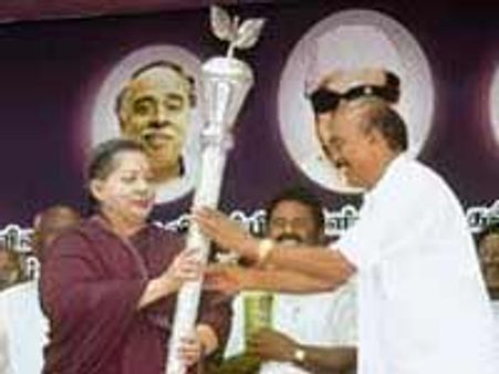 கை கோர்த்து குடும்ப ஆட்சிக்கு முற்றுப்புள்ளி வைப்போம்-கூட்டணி குறித்து ஜெ. சூசகம்