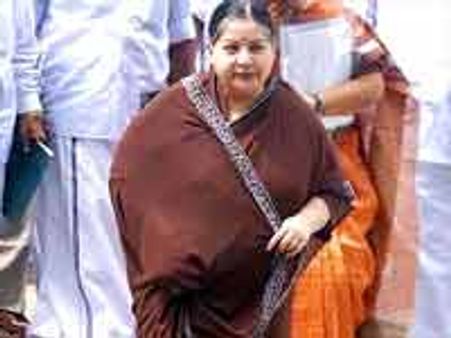 மின்சாரமே இல்லை; வெறும் பம்பு செட்டை வைத்துக் கொண்டு என்ன செய்வது?- ஜெயலலிதா