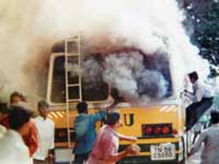 தர்மபுரி பஸ் எரிப்பு: வேடிக்கை பார்த்த போலீசாருக்கு சுப்ரீம் கோர்ட் கடும் கண்டனம்