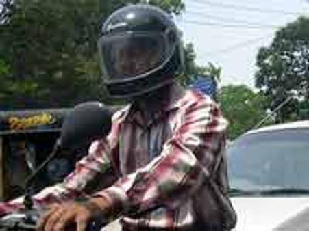 உடம்பில் 'ஹெட்' வேணும்னா 'ஹெல்மட்' போடணும்!