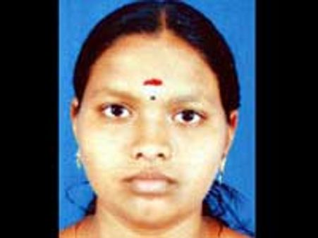 ஆங்கில மீடிய மாணவர்கள் செய்த கேலிக்குப் பலியான அப்பாவி கிராமத்து மாணவி