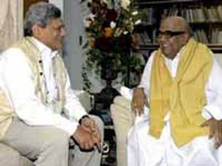 காங். கூட்டணியில் இடம் பெற்றுள்ள மமதாதான் மாவோயிஸ்ட் ஆதரவாளர்-கருணாநிதிக்கு எச்சூரி பதிலடி