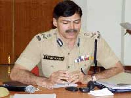 டிஜிபி பதவி: தமிழக அரசு உண்மைகளை மறைக்கிறது-விஜயக்குமார் புகார்