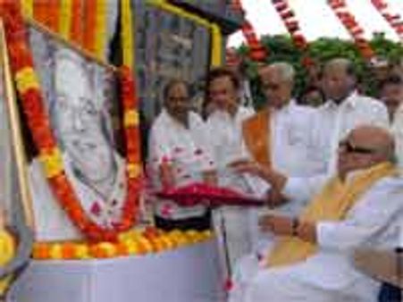 பேரறிஞர் அண்ணா 102வது பிறந்த நாள்-சிலைக்கு கருணாநிதி அஞ்சலி