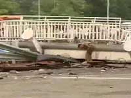 காமன்வெல்த் போட்டிக்கு பெரும் பின்னடைவு-நேரு ஸ்டேடிய நடை மேம்பாலம் உடைந்து 23 பேர் காயம்