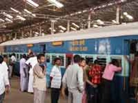 தீபாவளி சிறப்பு ரயில்கள்-முக்கால் மணி நேரத்தில் நிரம்பின-பயணிகள் ஏமாற்றம்