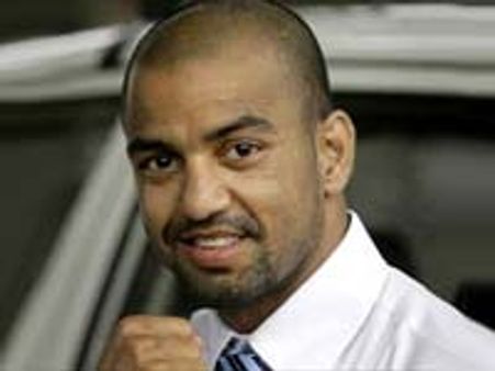 பல்லைக் காட்டும் கேம்ஸ் வில்லேஜ்-குத்துச்சண்டை வீரர் அகில் உட்கார்ந்தவுடன் உடைந்தது கட்டில்