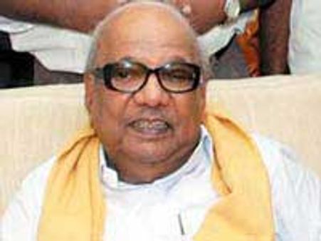 ராஜராஜ சோழனுக்குத் துணையாக நின்று மகன் ராஜேந்திரன் சிறப்புற ஆட்சி செய்தது வரலாற்றுச் சிறப்ப