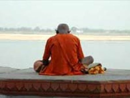 யார் இந்த நிர்மோகி அகரா?