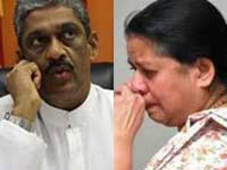தரையில் படுத்து, வரிசையில் நின்று, பீங்கான் தட்டில்சோறு வாங்கி சாப்பிட்ட பொன்சேகா!