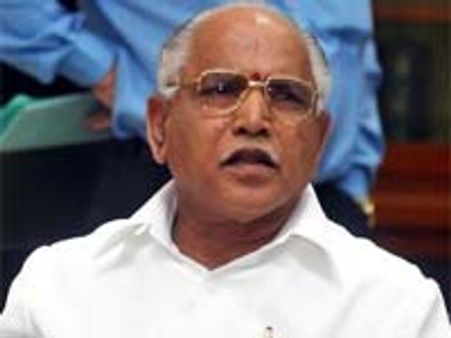 அதிருப்தி எம்.எல்.ஏக்கள் பணிகிறார்கள்-தப்புகிறது கர்நாடக பாஜக அரசு