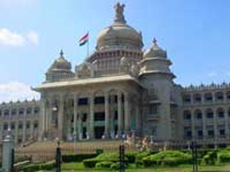 16 எம்.எல்.ஏக்கள் சஸ்பெண்ட்: கர்நாடகத்தில் இன்று நம்பிக்கை வாக்கெடுப்பு!