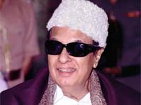 மதுரை அருகே முன்னாள் முதல்வர் எம்.ஜி.ஆருக்கு கோயில்!