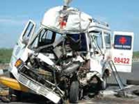 தூத்துக்குடி அருகே கண்டெய்னர் லாரி மீது ஆம்புலன்ஸ் மோதியதில் 3 பேர் பலி