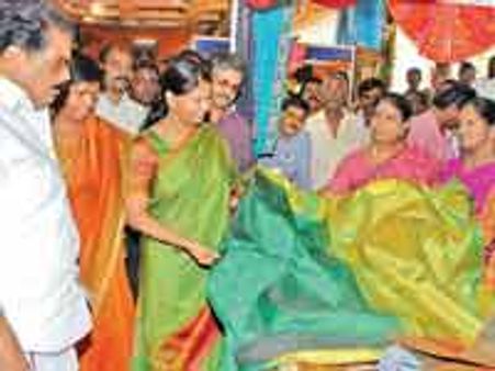 கோ ஆப்டெக்ஸின் திருக்குறள் சேலை... கனிமொழி அறிமுகம்!