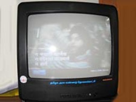 காரில் வந்து இலவச கலர் டிவி வாங்கிய 'நல்லவர்கள்'!