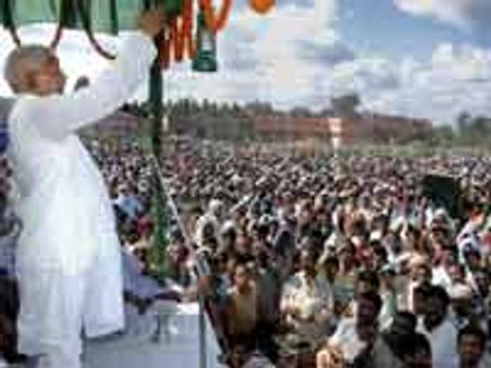 அமைச்சர், வாக்குச் சாவடி மீது தாக்குதல்-வன்முறையுடன் முடிந்த பீகார் 2ம் கட்ட தேர்தல்