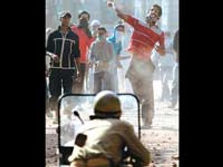 காஷ்மீரில் கல்வீசி போராட்டம் நடத்தியவர்களுக்கு நிதியுதவி அளித்த பாக்.