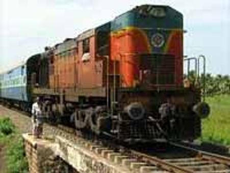 விரைவில் ரயில்களில் பயணிகளுக்கு உதவ ஹெல்ப்லைன் வசதி