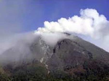 இந்தோனேசியாவில் மீண்டும் குமுறியது எரிமலை-விமானங்கள் ரத்து