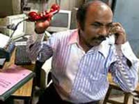 பயணிகளை காத்த ரயில்வே ஊழியர்-பாராட்டிய ஒபாமா