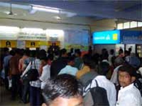 தீபாவளி விடுமுறை முடிந்தது-நிரம்பி வழிந்த தென்காசி ரயில், பஸ்கள்