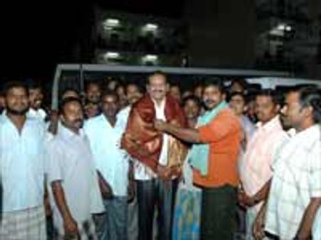 துபாயில் தமிழக தொழிலாளர்களை சந்தித்த எம்.எல்.ஏ. பீட்டர் அல்போன்ஸ் 