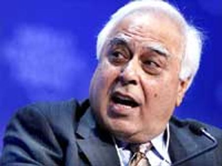 கபில் சிபல் வசம் தொலைத் தொடர்புத் துறை-பிரதமர் அதிரடி-திமுக அதிர்ச்சி