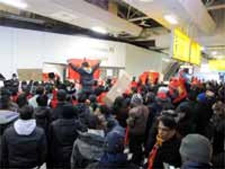 லண்டன் வந்த ராஜபக்சேவை கண்டித்து நூற்றுக்கணக்கான தமிழர்கள் போராட்டம்-பின்வாசல் வழியாக ஓட்டம