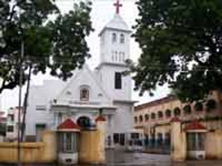 கரூர்: பிரபல தனியார் பள்ளிக் கூடத்தை இடிக்க கோர்ட் தடை!