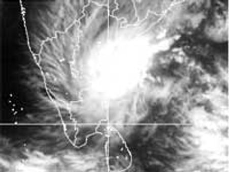 குறைந்த காற்றழுத்தத் தாழ்வு நிலை வலுவடைந்தது-புயலாக மாறுகிறது