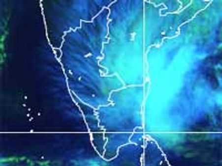 புயல் சின்னம் ஆந்திராவை நோக்கி நகர்கிறது-சென்னையில் கன மழை பெய்யும்