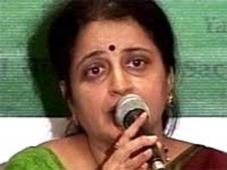 எனது கணவரின் தியாகத்தை அவமதிக்காதீர்கள்-காங்.குக்கு கர்கரே மனைவி கடும் கண்டனம்