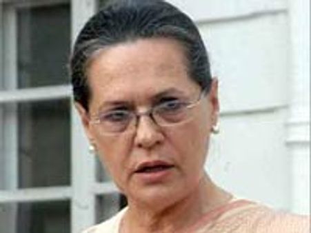 பாஜக மீது சோனியா கடும் பாய்ச்சல்-ஜேபிசி விசாரணை கோரிக்கையையும் நிராகரித்தார்