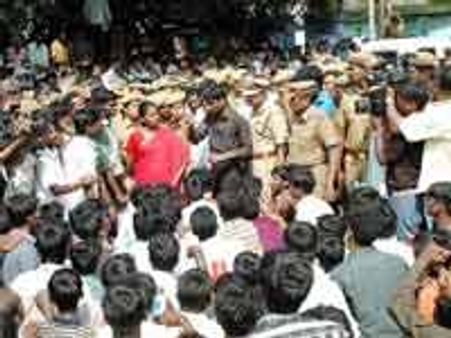 எம் சி ராஜா ஹாஸ்டல் மாணவர்கள் திடீர் சாலை மறியல்... அண்ணா சாலை ஸ்தம்பித்தது!