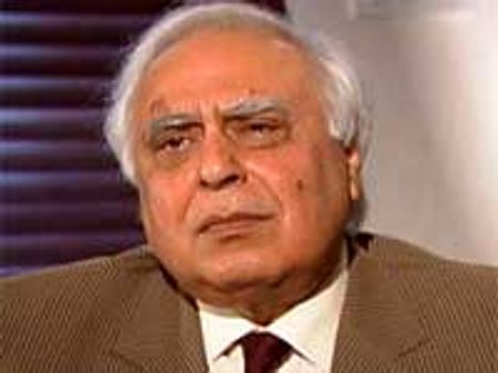 2ஜி ஸ்பெக்ட்ரம் ஒதுக்கீடு-வாஜ்பாய் ஆட்சியில் ஏற்பட்ட உண்மையான இழப்பு ரூ 1.43 லட்சம் கோடி-சிபல்