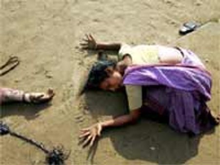 தமிழகத்தை சுனாமி தாக்கியதன் 6வது ஆண்டு தினம்-கடற்கரைகளில் மக்கள் கண்ணீர் அஞ்சலி