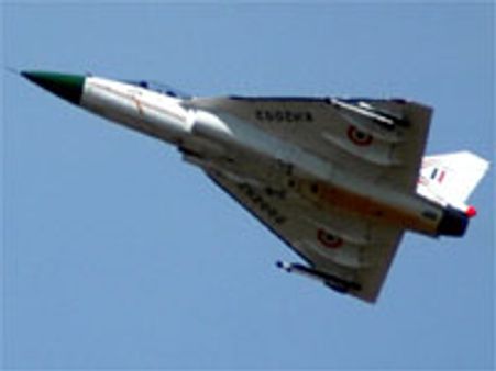 இந்தியாவின் முதல் இலகு ரக போர் விமானம் தேஜாஸ் விமானப்படையில் இணைந்தது