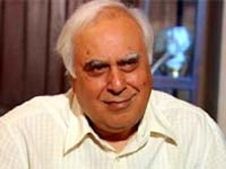 கபில் சிபலை நேரில் வரவழைத்து விளக்கம் கேட்க பொதுக் கணக்குக் குழுவுக்கு சிஏஜி கோரிக்கை