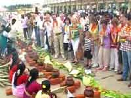 கூடன்குளத்தில் ரஷ்ய விஞ்ஞானிகள் பொதுமக்களுடன் பொங்கலிட்டு கொண்டாட்டம்